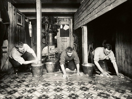 Ponting_and_Hurley_The_bi-weekly_ablution_of_The_Ritz_1915.jpg
